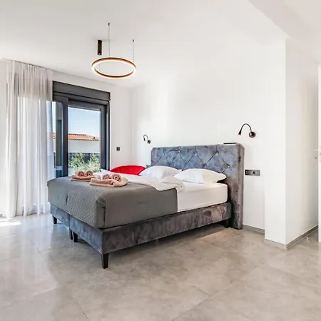 Villa Palatium Iii In For 8 People Only 200 Meters From The Sea With Sauna & Indoor-outside Heated Pool