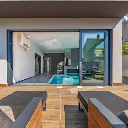 Villa Palatium Iii In For 8 People Only 200 Meters From The Sea With Sauna & Indoor-outside Heated Pool