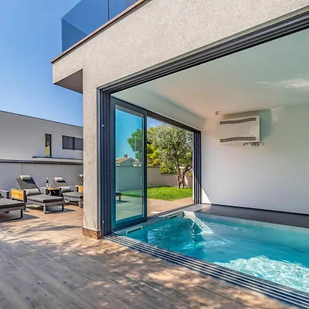 Palatium Iii In For 8 People Only 200 Meters From The Sea With Sauna & Indoor-outside Heated Pool Fažana