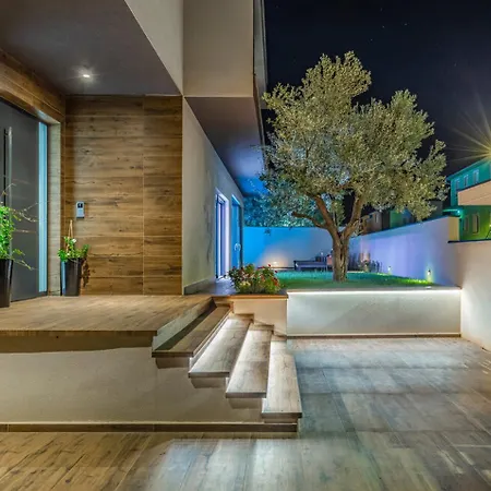 Palatium Iii In For 8 People Only 200 Meters From The Sea With Sauna & Indoor-outside Heated Pool Fazana