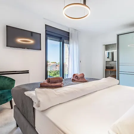 Palatium Iii In For 8 People Only 200 Meters From The Sea With Sauna & Indoor-outside Heated Pool Fazana