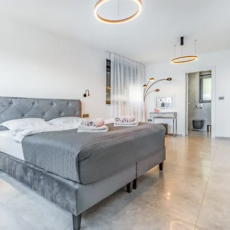 Palatium Iii In For 8 People Only 200 Meters From The Sea With Sauna & Indoor-outside Heated Pool *