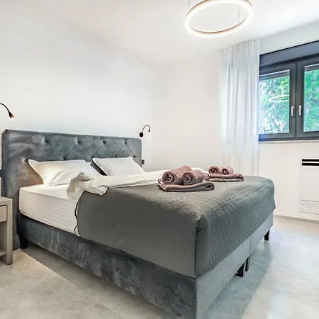 Palatium Iii In For 8 People Only 200 Meters From The Sea With Sauna & Indoor-outside Heated Pool Fazana