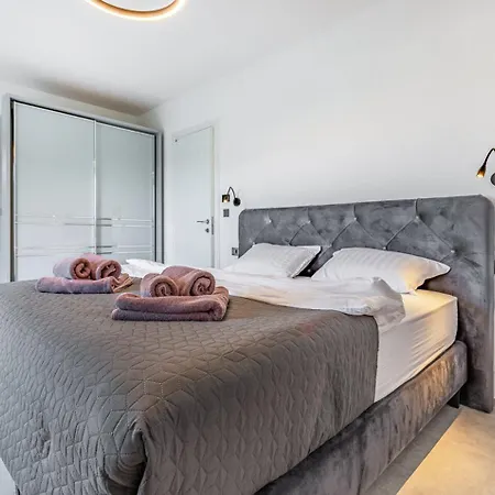 Palatium Iii In For 8 People Only 200 Meters From The Sea With Sauna & Indoor-outside Heated Pool