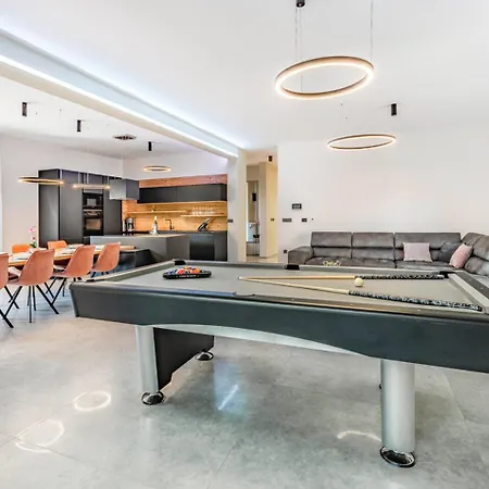 Palatium Iii In For 8 People Only 200 Meters From The Sea With Sauna & Indoor-outside Heated Pool Villa