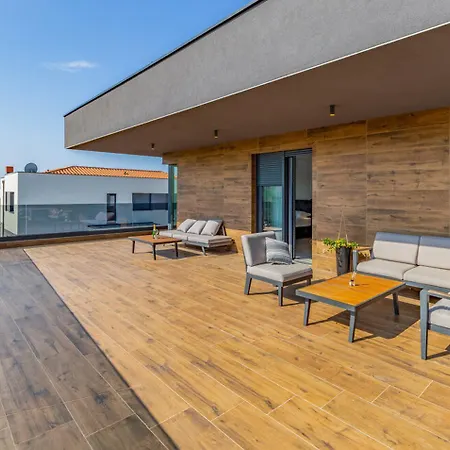 Villa Palatium Iii In For 8 People Only 200 Meters From The Sea With Sauna & Indoor-outside Heated Pool Fazana