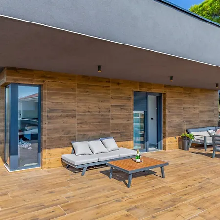 Palatium Iii In For 8 People Only 200 Meters From The Sea With Sauna & Indoor-outside Heated Pool Fazana