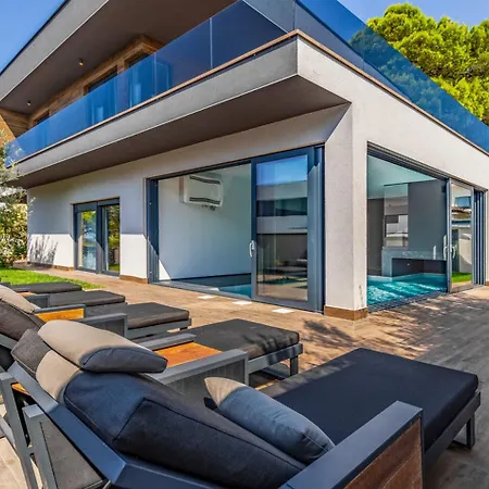 Villa Palatium Iii In For 8 People Only 200 Meters From The Sea With Sauna & Indoor-outside Heated Pool *