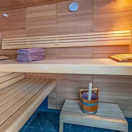 Villa Palatium Iii In For 8 People Only 200 Meters From The Sea With Sauna & Indoor-outside Heated Pool Fazana