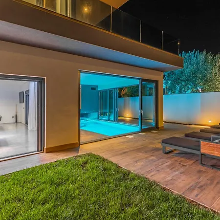 Palatium Iii In For 8 People Only 200 Meters From The Sea With Sauna & Indoor-outside Heated Pool