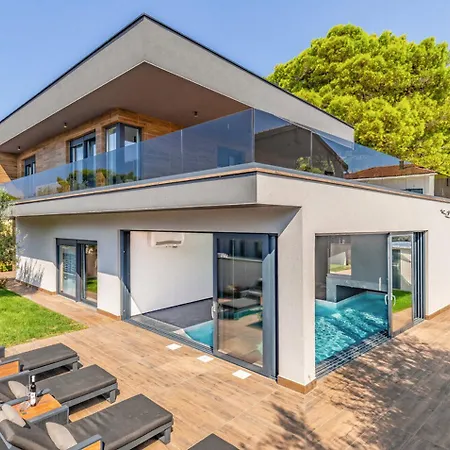 Palatium Iii In For 8 People Only 200 Meters From The Sea With Sauna & Indoor-outside Heated Pool