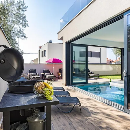 Villa Palatium Iii In For 8 People Only 200 Meters From The Sea With Sauna & Indoor-outside Heated Pool Fažana