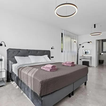 Palatium Iii In For 8 People Only 200 Meters From The Sea With Sauna & Indoor-outside Heated Pool Villa