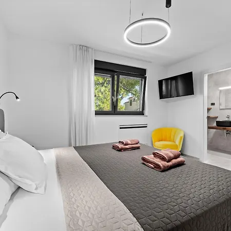 Palatium Iii In For 8 People Only 200 Meters From The Sea With Sauna & Indoor-outside Heated Pool Villa