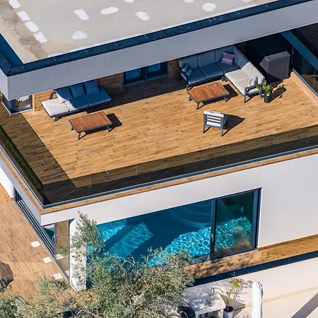 Villa Palatium Iii In For 8 People Only 200 Meters From The Sea With Sauna & Indoor-outside Heated Pool