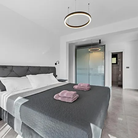 Palatium Iii In For 8 People Only 200 Meters From The Sea With Sauna & Indoor-outside Heated Pool Villa Fažana