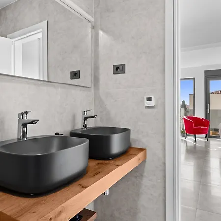 Villa Palatium Iii In For 8 People Only 200 Meters From The Sea With Sauna & Indoor-outside Heated Pool Fažana