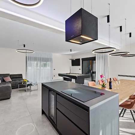 Palatium Iii In For 8 People Only 200 Meters From The Sea With Sauna & Indoor-outside Heated Pool *