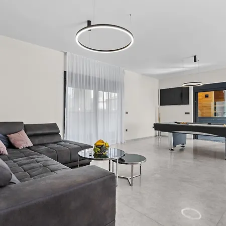 Palatium Iii In For 8 People Only 200 Meters From The Sea With Sauna & Indoor-outside Heated Pool Villa Fažana