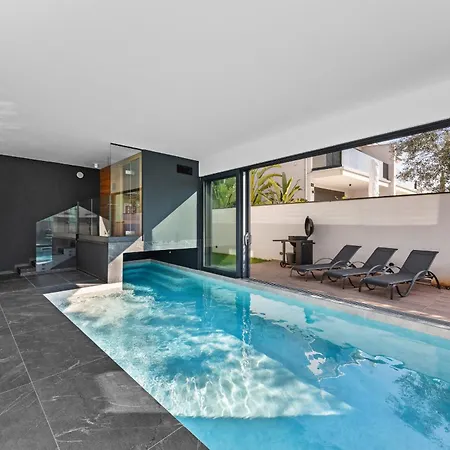 Palatium Iii In For 8 People Only 200 Meters From The Sea With Sauna & Indoor-outside Heated Pool Villa Fažana