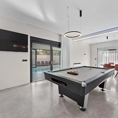 Palatium Iii In For 8 People Only 200 Meters From The Sea With Sauna & Indoor-outside Heated Pool *