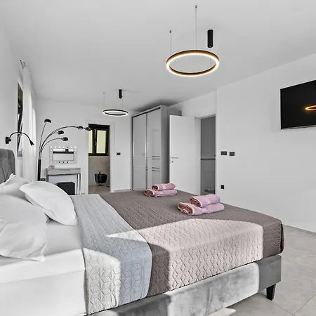 Palatium Iii In For 8 People Only 200 Meters From The Sea With Sauna & Indoor-outside Heated Pool Villa